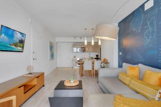 Sunset Oasis with 2BR, Balcony, Pool, Perfect Getaway - Hallandale Beach - 1