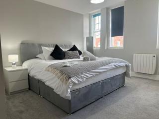 Spacious, bright 2 bed flat with 1 S/king bed. - Brentwood - 8