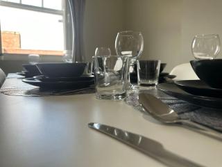 Spacious, bright 2 bed flat with 1 S/king bed. - 7