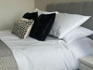 Spacious, bright 2 bed flat with 1 S/king bed. - Brentwood - 4