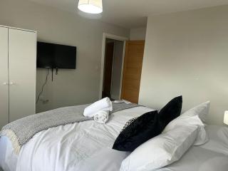 Spacious, bright 2 bed flat with 1 S/king bed. - Brentwood - 2