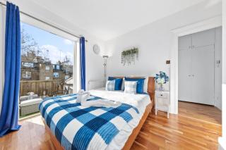 Balcony Blue Theme 1 Bedroom Central London Luxury Flat Near Hyde Park! Accommodates up to 6! Double Sofa Bed and Next to Station! - Londres - 0