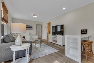 Beachy 3BD Bungalow One Block from Scenic Walkway - Oak Island - 8