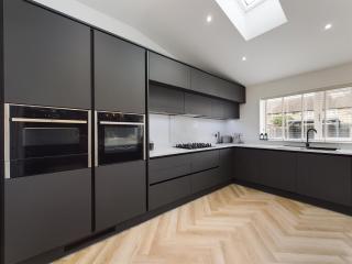 Luxury Modern Spacious House - 8