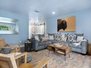 Casa Crabapple Sleeps 13 Private and Hot Tub - Fredericksburg - 4