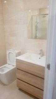 Three private bedrooms with private bathroom in spacious apartment in Alicante, shared kitchen and living room, the host lives in the apartment - Alicante - 1