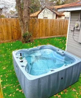 Comfy 5BR Holiday Home with Hot Tub, 10min from NGR Stadium - Houston - 0