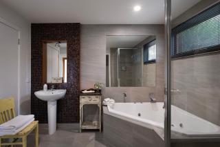 Alofi- stunning views and a private cinema room! - 2