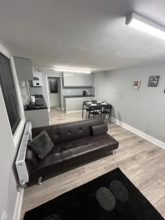 Cozy two bed in Brixton next to station - London - 2