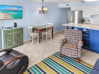 IS7-Cozy 2 Bed Beachfront-Walk Out To The Beach! - Fort Walton Beach - 1