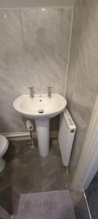 Serene Homes Sheffield, Private Ensuite Velux Room - Hillsborough - 2