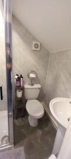 Serene Homes Sheffield, Private Ensuite Velux Room - Hillsborough - 4
