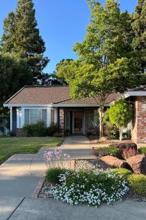 Serene Modern Family Getaway Near Midtown Downtown and Folsom Lake - 3