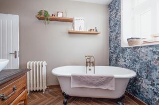 Spacious 4 bedroom Home, 2 Bath, Free Parking - Greatly Priced! - South Shields - 1