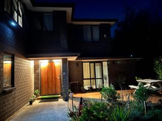 Bright & Cozy Private Room with Work Setup, Fast Fibre & Free Parking - Room 1 - 8