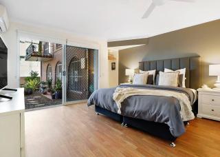 'Sunset Stunner' Palm Springs-Inspired River Oasis - Gold Coast - 6