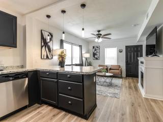 Stylish & Serene Modern Retreat - Bartlesville - 2