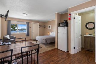 Queen Suite with Scenic Views at Fife Lake Lodge - Fife Lake - 4
