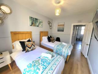 4 Bedrooms Apartment By Sensational Stay Short Lets & Serviced Accommodation - Edinburgh - 1