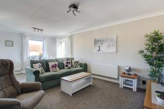 2 Minutes from MK Central by car- 2 Bed Apartment - 2 Free Parking spaces- Hosted by StayinMK - 6