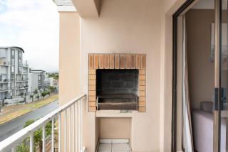 Modern & Secure home, Walking Distance to Beach! - Cidade Do Cabo - 5