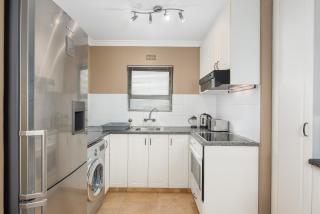 Modern & Secure home, Walking Distance to Beach! - Cidade Do Cabo - 2