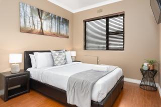 Modern & Secure home, Walking Distance to Beach! - Cidade Do Cabo - 9
