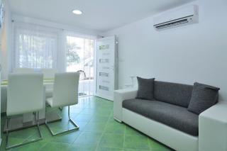 Apartments Tojcic, 1 min walk to the beach - Slatine - 8