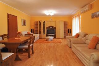 Apartments Tojcic, 1 min walk to the beach - 2