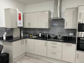 Ilford, Luxury Flat 3 close to station - 2
