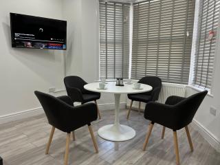 Ilford, Luxury Flat 3 close to station - 1