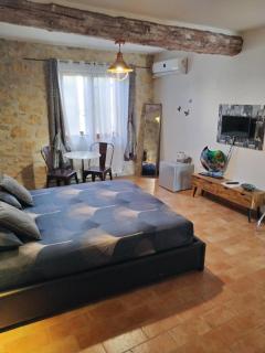 VILLA ARTEMIA Maison vigneronne - chambre d hôtes-B&B-piscine et spa - 1