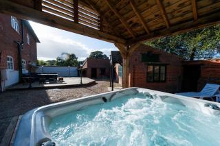 FIRS Sleeps 15 Stunning country house with hot tub - 2