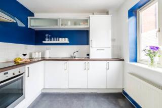 Sapphire Retreat - Central Location - Free Parking, FastWiFi and Smart TV by Yoko Property - 1