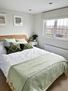 Gorgeous 1 bedroom & private ensuite in Central Windsor home with FREE PARKING - 0
