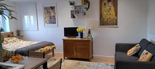 Modern studio apartment with outstanding views, sleeps 2 - 3