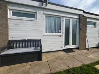 246, Belle Aire, Hemsby - Two bed recently renovated chalet, sleeps 5, free Wi-Fi, pet friendly, bed linen and towels included with onsite entertainment - Great Yarmouth - 6