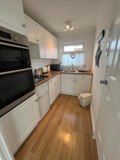 Chalet 145, Hemsby - Two bed chalet, sleeps 5, pet friendly, bed linen and towels included and close to beach! - Great Yarmouth - 9