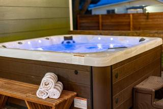Gruene Haus Sleeps 5 with Hot Tub - Fredericksburg - 9