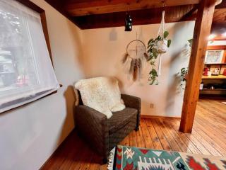 Nostalgic Downtown Boatbuilder's Cabin - Licensed - Squamish - 8