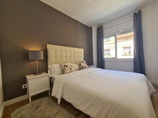 WALK to CAMP NOU - Wi-Fi AC 3 Bed by MyRentalHost - Hospitalet de Llobregat - 0