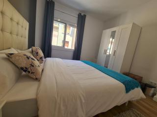 WALK to CAMP NOU - Wi-Fi AC 3 Bed by MyRentalHost - Hospitalet de Llobregat - 8
