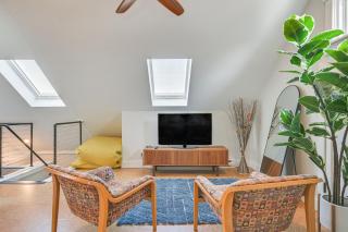 Bright and Pet-Friendly Home 2 Mi to Harvard Square - 9