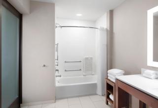 Courtyard by Marriott Seattle SeaTac Airport - 4