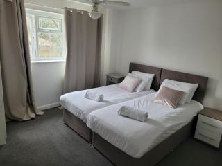 RentUnique Nimrod House 2 bed ample parking - Crawley - 7
