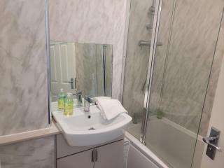 RentUnique Nimrod House 2 bed ample parking - Crawley - 5