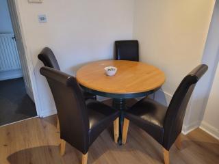 RentUnique Nimrod House 2 bed ample parking - 2