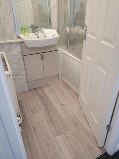 RentUnique Nimrod House 2 bed ample parking - Crawley - 1
