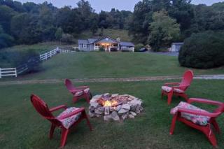 Full Access to our Farm & Petting ZOO + Hot Tub! - Sugar Grove - 0