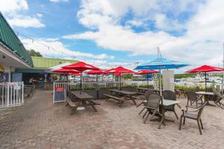 ALL BRAND-NEW Waterfront-Pool, Tiki Bar, Gym - 3